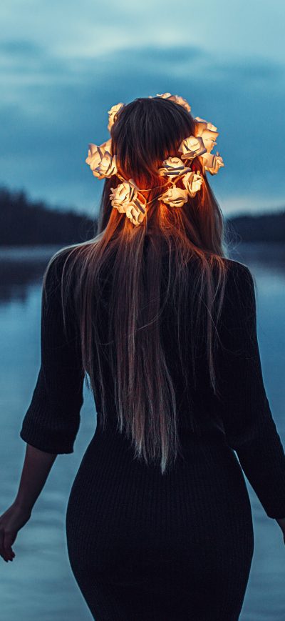 Fond d'écran iPhone Girl With Light Crown