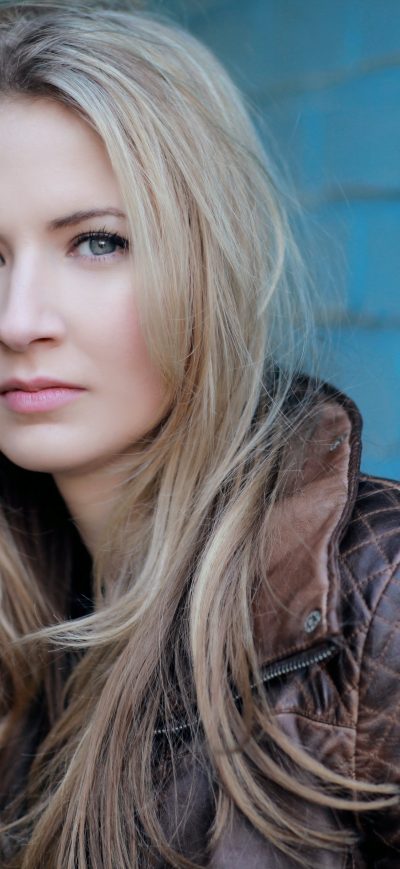 Fond d'écran Eliza Bennett sur iPhone