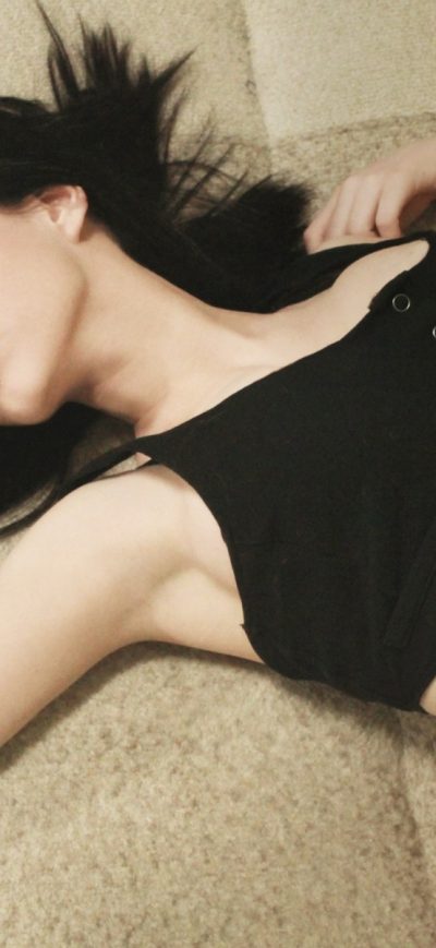 Fond d'écran Girl Lying Down sur iPhone