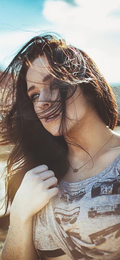 Fond d'écran iPhone Girl With Hair Flying On Face 4k