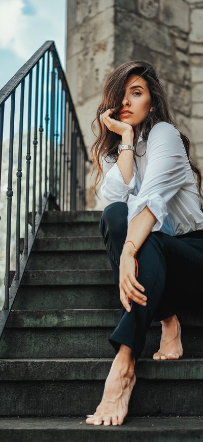 Fond d'écran iPhone Girl Sitting On Stairs Hands On Chin 5k