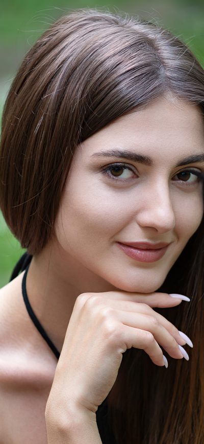 Fond d'écran iPhone Cute Girl Smiling Black Clothing 4k