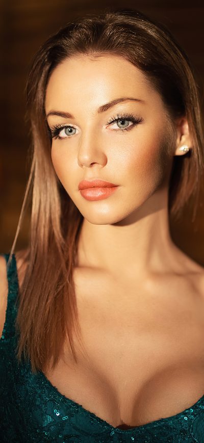 Fond d'écran iPhone Girl Face Depth Looking At Viewer 4k