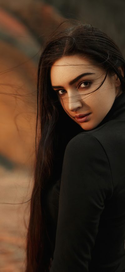 Fond d'écran iPhone Long Hair Black Clothing Girl Smiling 4k