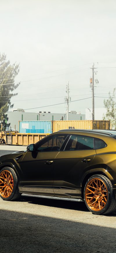 Fond d'écran iPhone Velos Gold Lambo Urus 8k