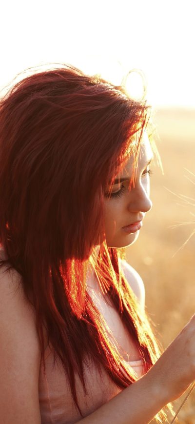 Fond d'écran iPhone Redhead Girl Field Plants 4k