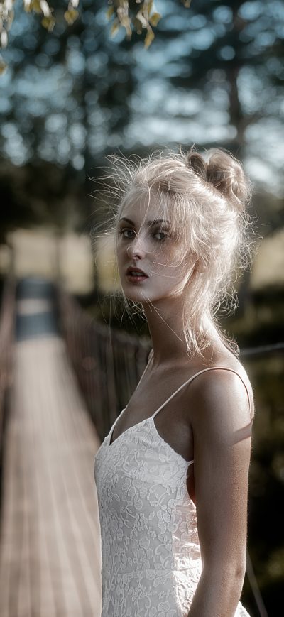 Fond d'écran iPhone White Dress Girl On Bridge Pass 4k