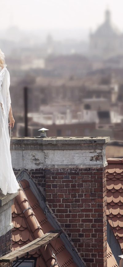 Fond d'écran iPhone Women With Violin Standing On Roof 4k