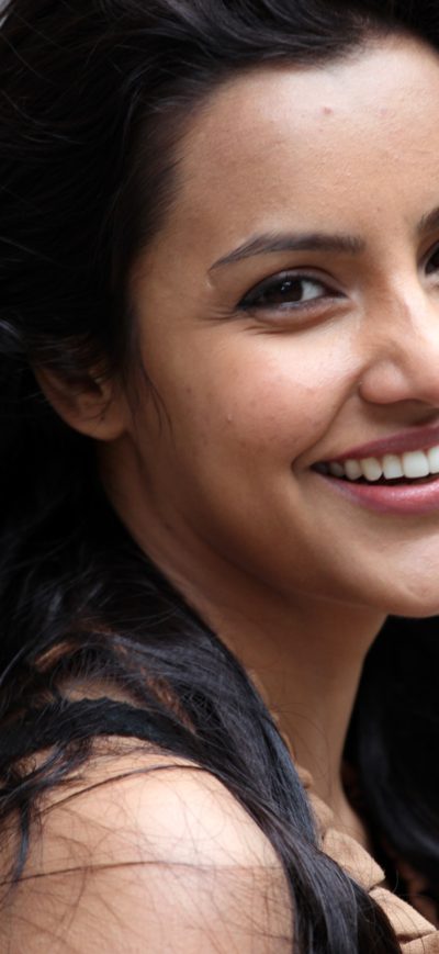 Fond d'écran Priya Anand sur iPhone