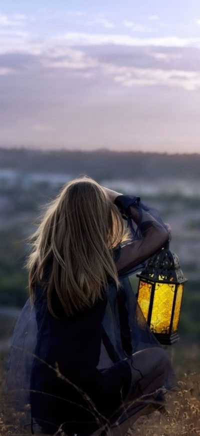 Fond d'écran iPhone Blonde Girl Lantern 5k