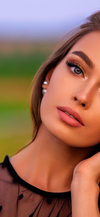 Fond d'écran iPhone Beautiful Girl Blonde Hairs Looking At Viewer