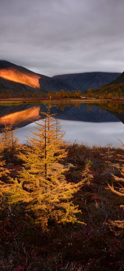 Fond d'écran iPhone Autumn Lake Reflections Fall Clouds Nature Russia
