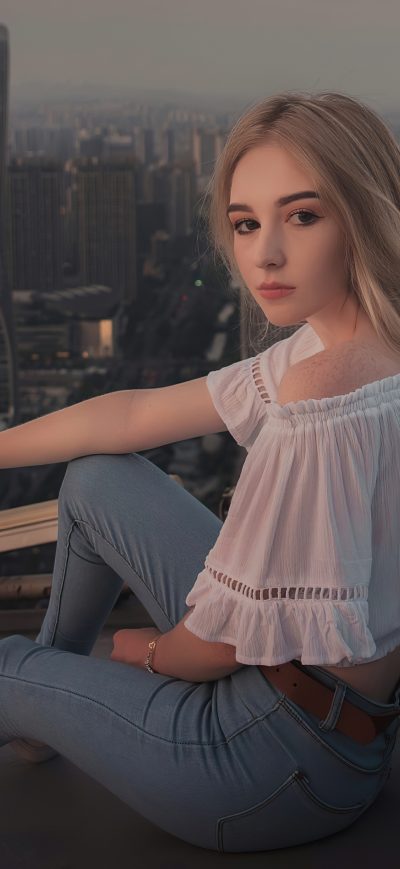 Fond d'écran iPhone Women Blonde Sitting On Roof Tops 4k