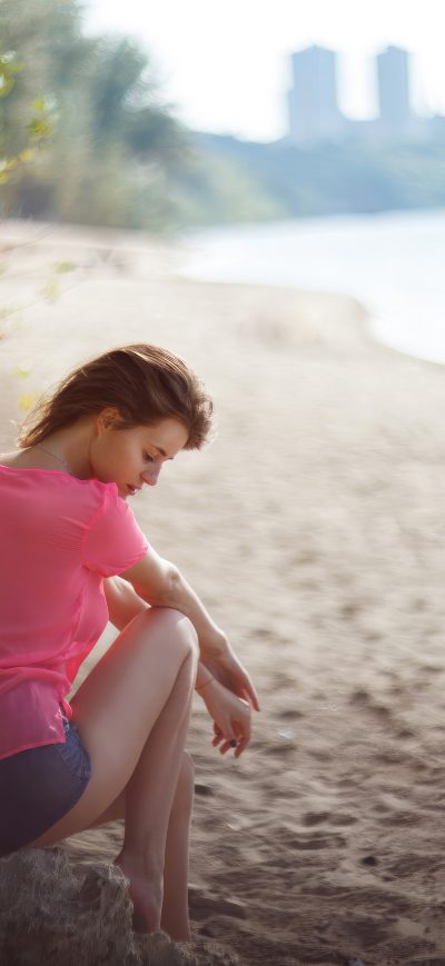 Fond d'écran iPhone Girl Beach Sitting On Rock