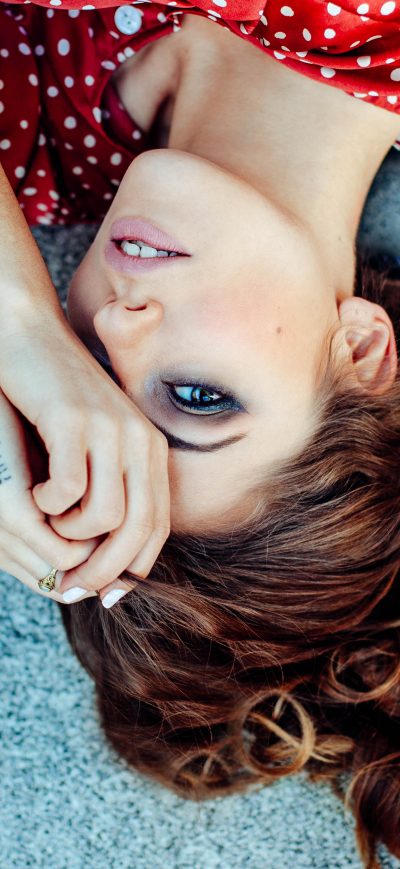 Fond d'écran iPhone Girl Lying Down One Eye Covered 8k