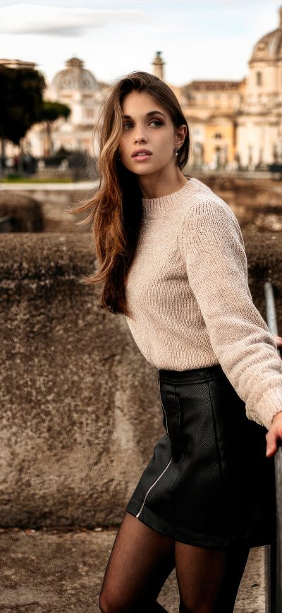 Fond d'écran iPhone Girl Rocking A Black Clothing And A Cute Sweater Oozing Style