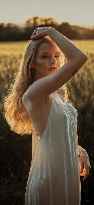 Fond d'écran iPhone Girl In White Dress Basks In The Warm Of Rays