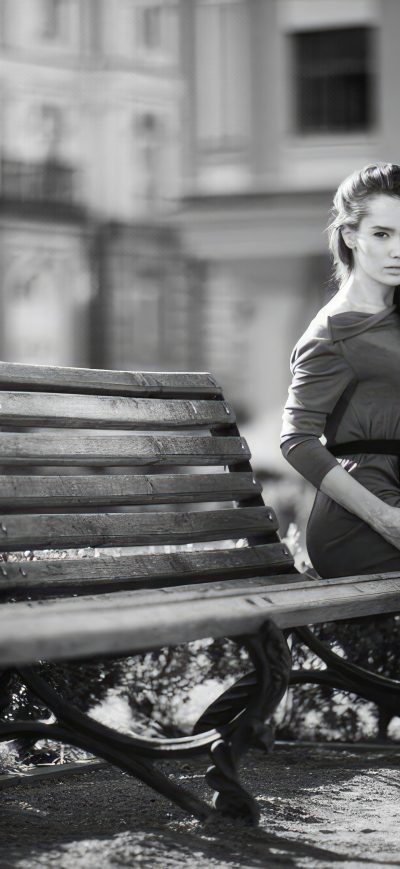 Fond d'écran iPhone Girl Dressed Sitting On Bench Looking At Viewer 4k