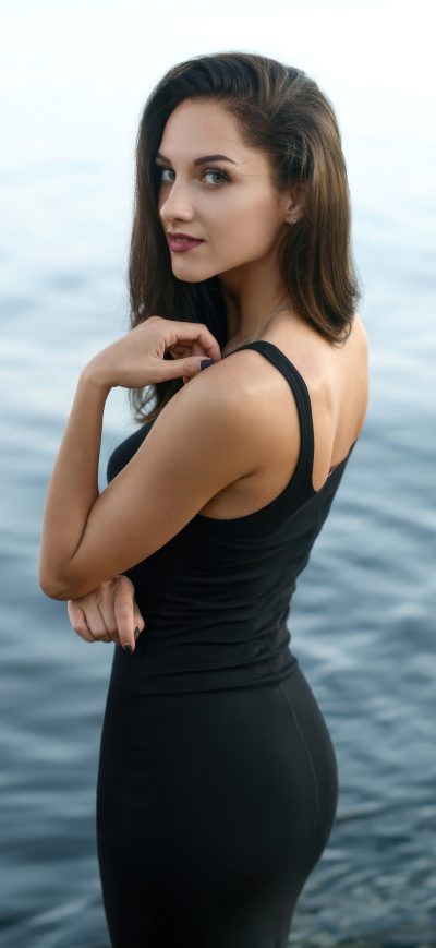 Fond d'écran iPhone Girl Black Dress Smiling Looking Back