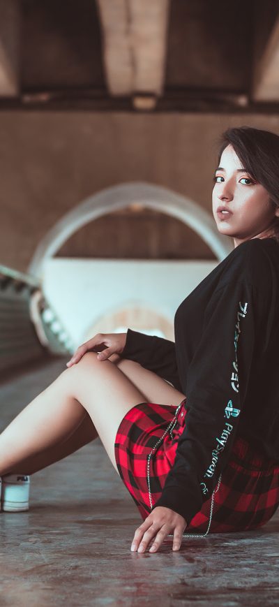 Fond d'écran iPhone Girl Skirt Outfit Sitting Looking Back 4k