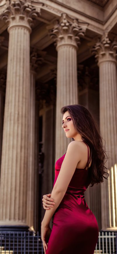 Fond d'écran iPhone Girl Red Dress Looking Into Distance 4k
