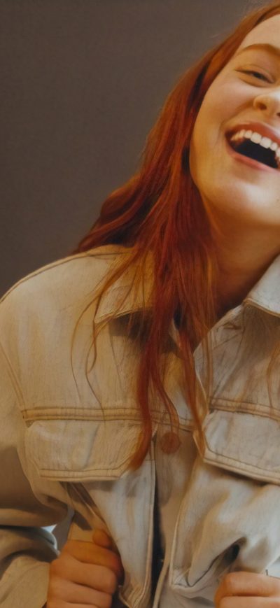 Fond d'écran iPhone Sadie Sink Pull And Bear Photoshoot 2019