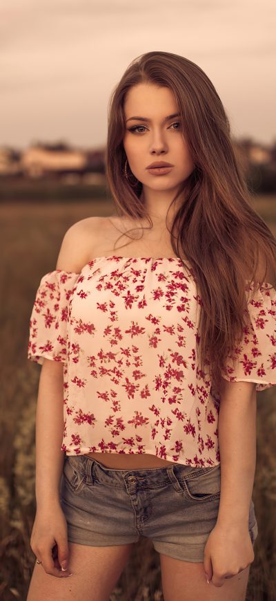 Fond d'écran iPhone Women Brunette Standing In Field 4k