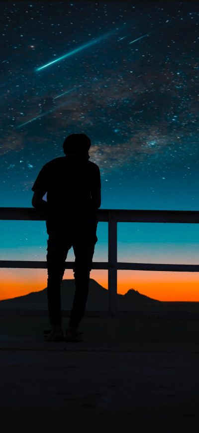 Fond d'écran iPhone Person Silhouette Meteors Night Sky 8k
