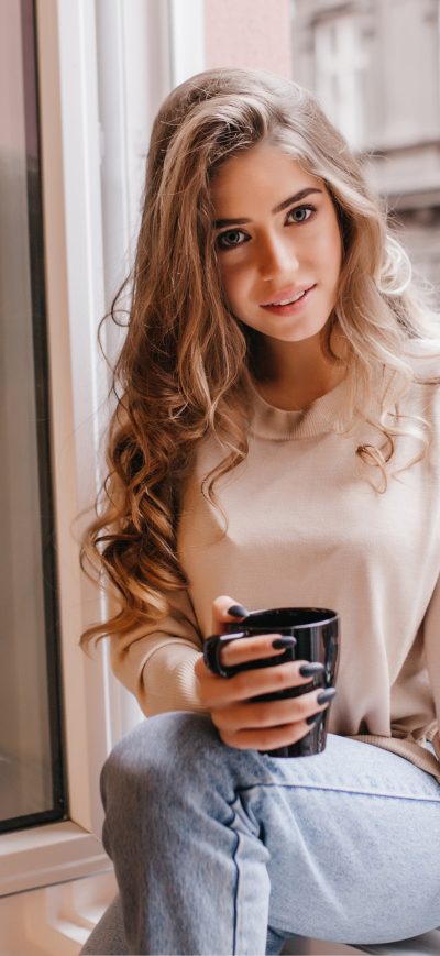 Fond d'écran iPhone Women Blonde With Coffee Cup 4k