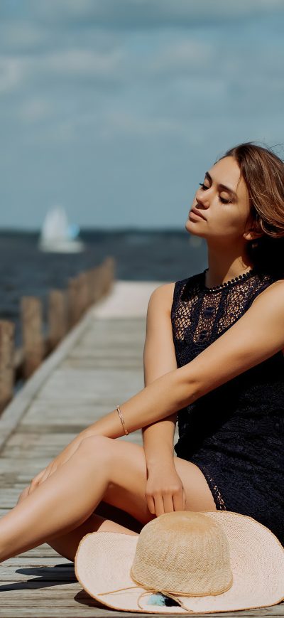 Fond d'écran iPhone Girl Sitting On Pier Side Depth Of Field