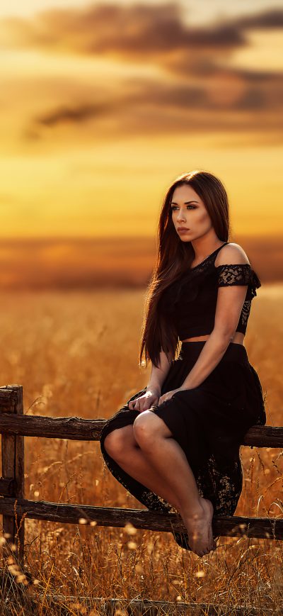 Fond d'écran iPhone Girl Model Sunset Field Gold 4k