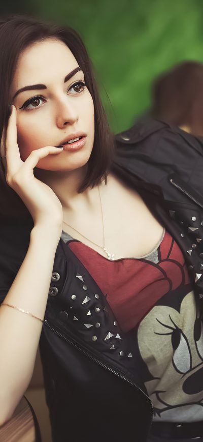 Fond d'écran iPhone Leather Jacket Girl Hand On Face 4k