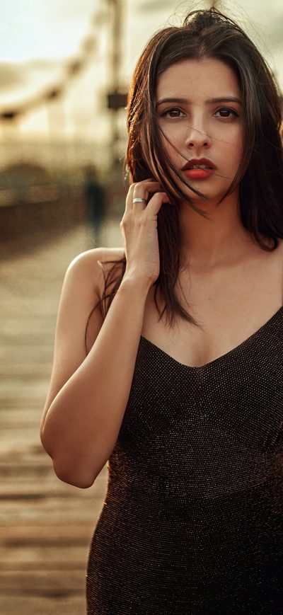Fond d'écran iPhone Girl Black Dress Hairs In Face 4k