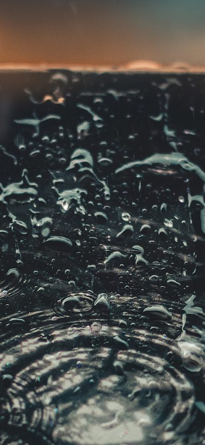 Fond d'écran iPhone Raindrops On Phone Display In Hand Outdoors 4k