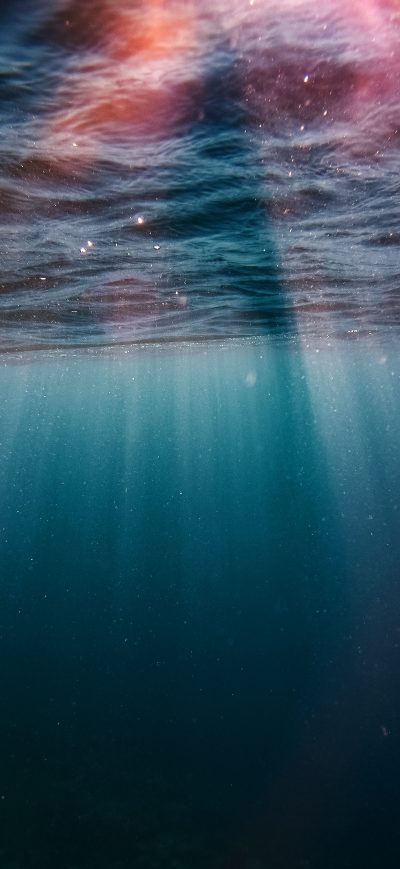 Fond d'écran iPhone Underwater Sunbeams 4k
