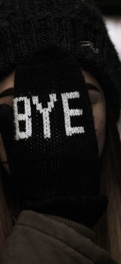 Fond d'écran iPhone Girl Gloves Saying Bye