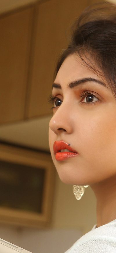 Fond d'écran Komal Jha sur iPhone
