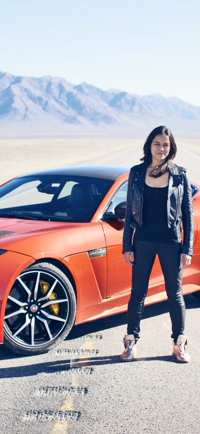 Fond d'écran iPhone Michelle Rodriguez With Jaguar F Type
