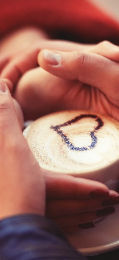 Fond d'écran iPhone Couple Holding Hands At Coffee