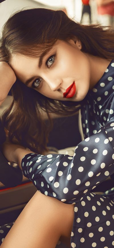 Fond d'écran iPhone Brunette Model Sitting In Car Looking At Viewer 4k