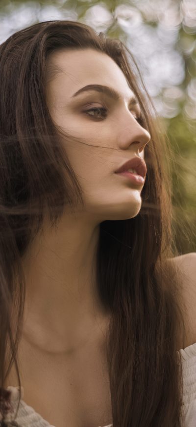 Fond d'écran Girl Long Straight Girl Looking Away 4k sur iPhone
