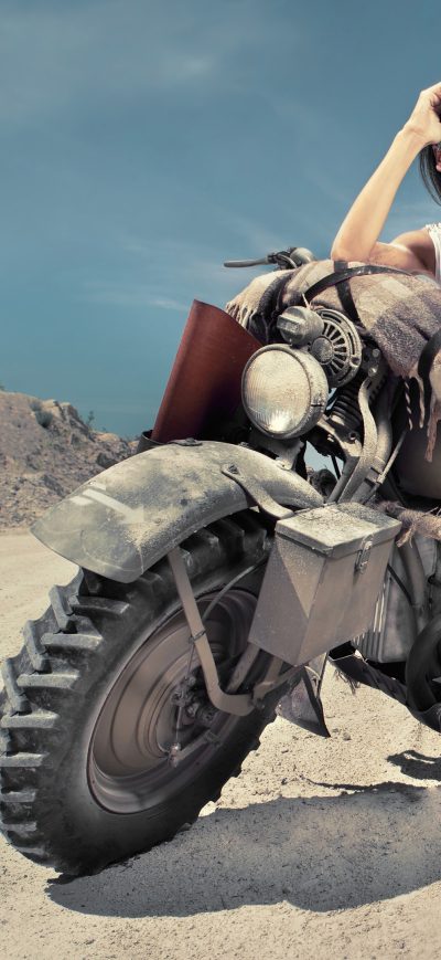 Fond d'écran iPhone Girl On Desert Offroad Bike