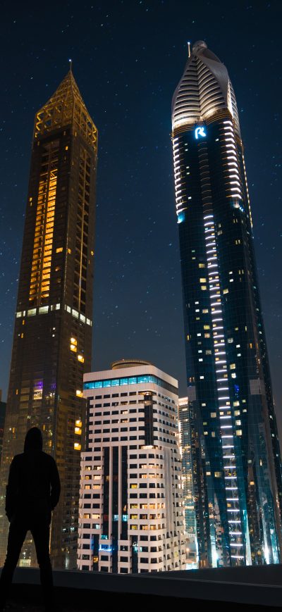 Fond d'écran iPhone Man Standing Front Of Tall Buildings