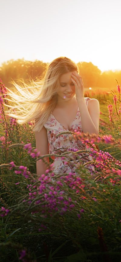 Fond d'écran iPhone Blonde Girl Outdoors In Field