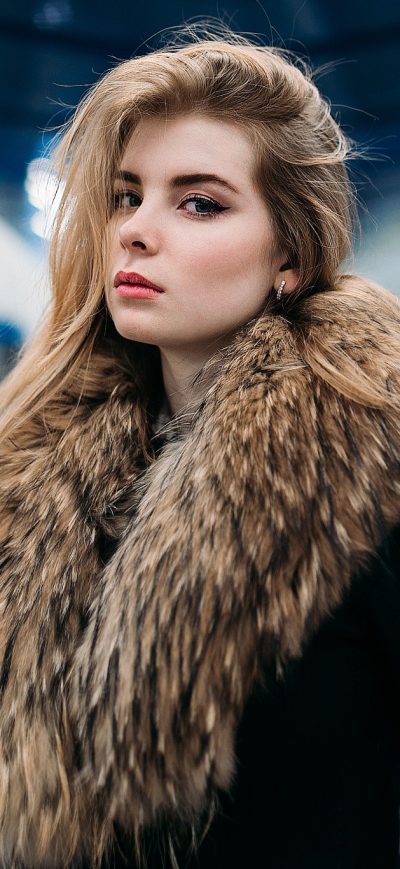 Fond d'écran iPhone Irina Popova Fur Coat