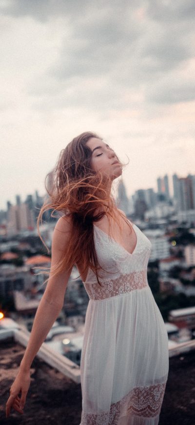 Fond d'écran iPhone Closed Eyes Girl Blonde Roof Top 5k