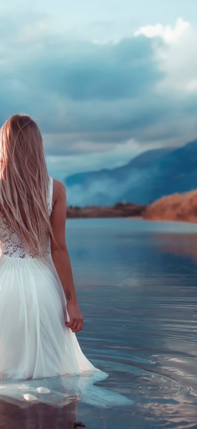 Fond d'écran iPhone Blonde Girl Long Hair White Dress Walking In Lake