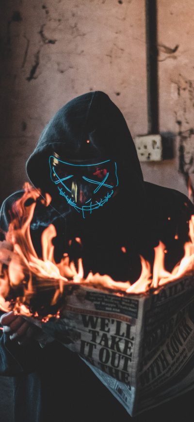 Fond d'écran iPhone Hidden Mask Guy Burning Newspaper
