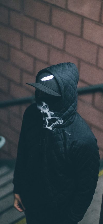 Fond d'écran iPhone Man In Hood Smoking