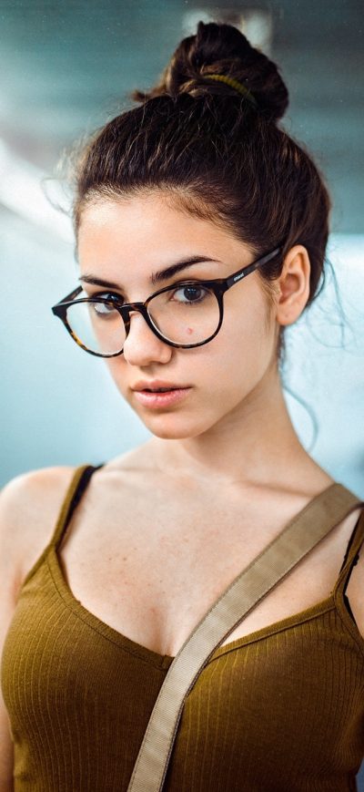 Fond d'écran iPhone Delaia Gonzalez In Glasses Subway